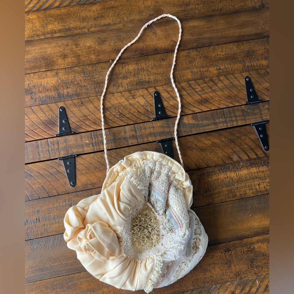 Vtg Floral Lace Clamshell Bag Pouch – Peach  Bridal Soft Hand Bag Cottage